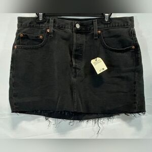 Levi’s Icon Skirt Black Denim Size 32 NWT Raw Hem Mini Straight Jean Skirt